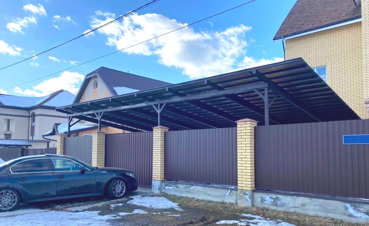Автонавес для загородного дома с поликарбонатом Современный автонавес с крышей из поликарбоната