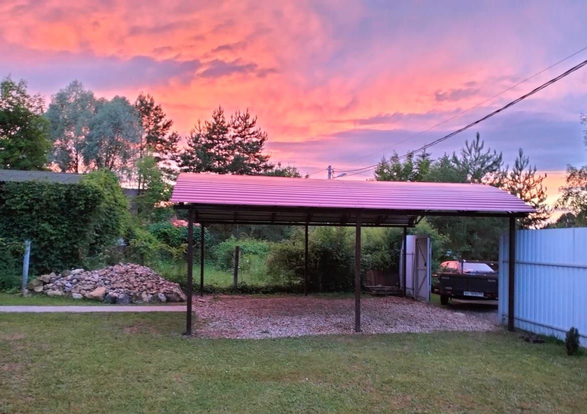 Двускатный автонавес для дачи Арочный автонавес с коричневым поликарбонатом