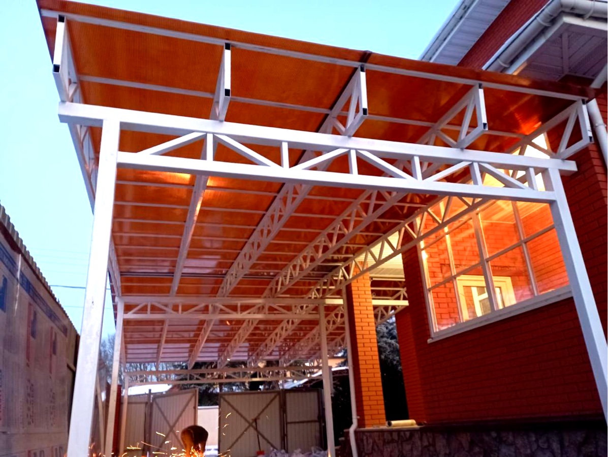 Навес-пристрой к дому из монолитного поликарбоната