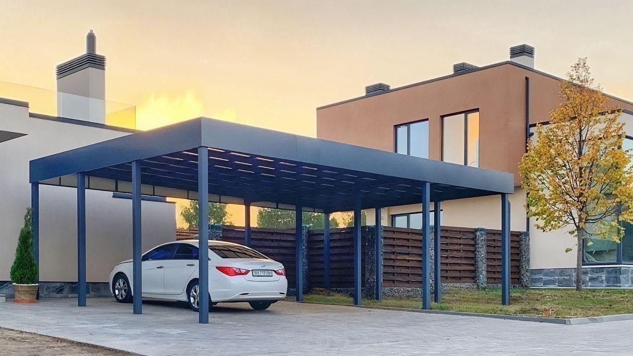 Навес-пристрой к дому из монолитного поликарбоната