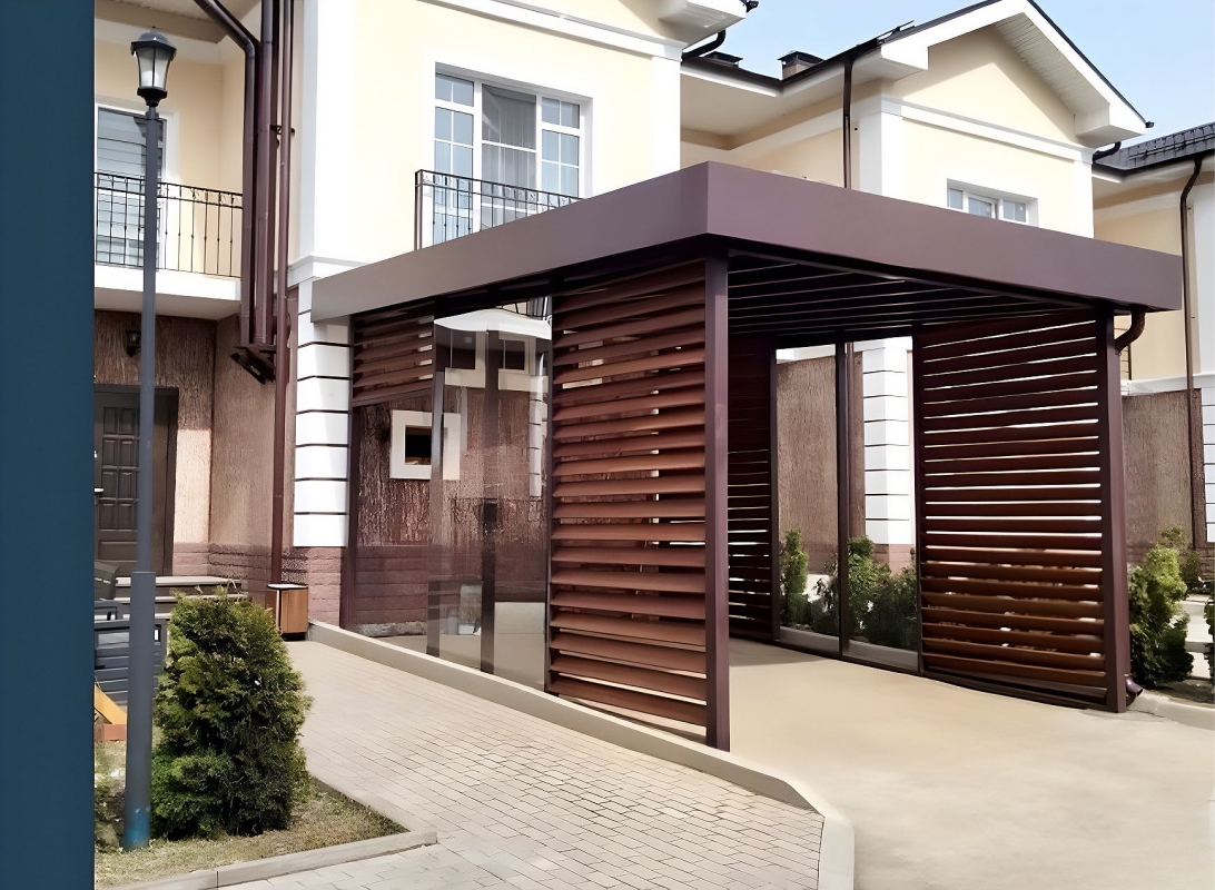 Односкатный автонавес из поликарбоната в стиле хай-тек для автомобиля с закрытыми боковинами Современный автонавес с крышей из поликарбоната